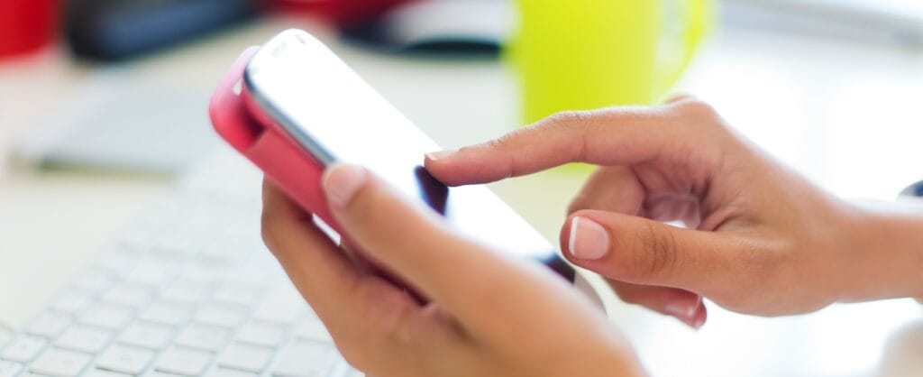 imagem de uma pessoa mexendo no celular