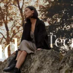 Mulher sentada em uma paisagem natural representando o conceito de K-Trend e inovação em tecnologias para estética e bem-estar.