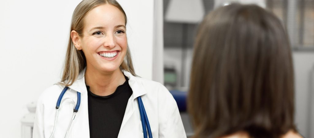 Médica sorrindo para sua paciente