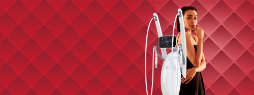 Esta imagem exibe um dispositivo Volnewmer, uma tecnologia de radiofrequência utilizada em tratamentos dermatológicos para flacidez e rejuvenescimento. Ao lado do equipamento, há uma modelo, destacando a aplicação do tratamento em ambientes clínicos. O fundo vermelho e o design minimalista conferem um ar de sofisticação à imagem, sugerindo o uso em clínicas dermatológicas de alto padrão. A imagem comunica inovação e eficácia no tratamento não invasivo da flacidez, sendo ideal para ilustrar artigos e posts de blog sobre soluções de alta tecnologia para cuidados com a pele.